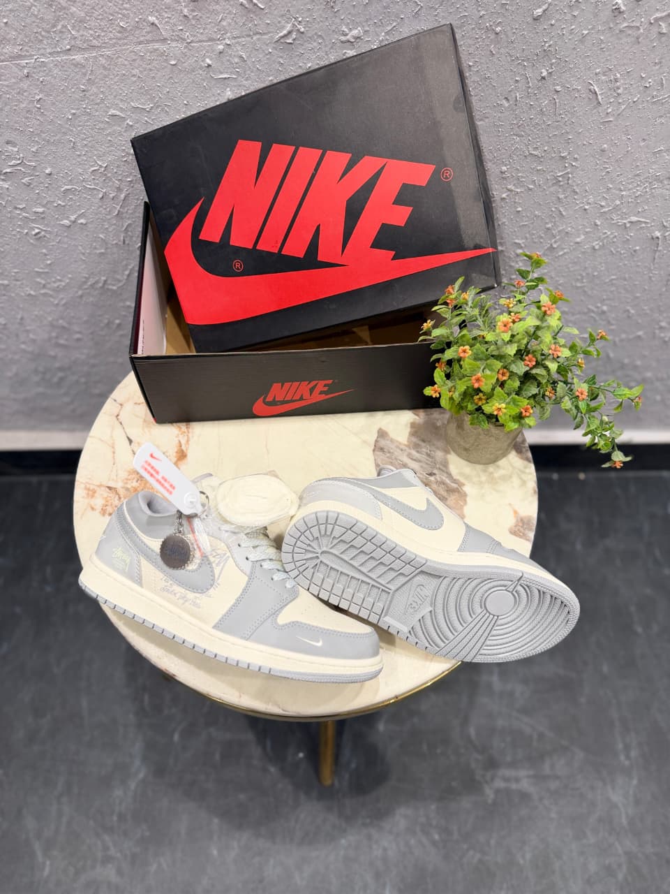 AIR JORDANS RETRO 1 LOW STUSSY OG GREY KEYCHAIN